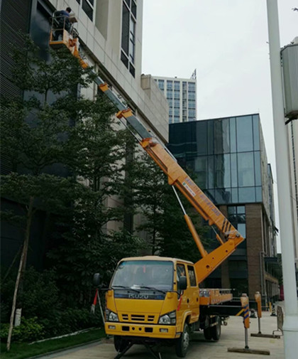 广东连南灯箱维修高空车出租-中桥建