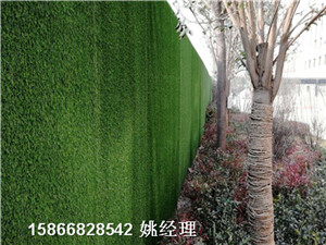 青岛地区施工围墙使用绿色塑料草皮-人造草坪